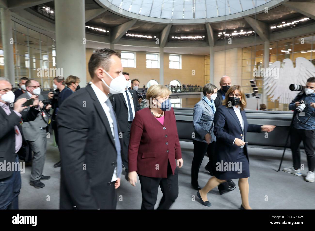 Berlino, Germania, 26 ottobre 2021.dopo le elezioni di settembre, il nuovo Bundestag si riunisce per la prima sessione costituente. Inoltre, un nuovo presidente del Bundestag, Bärbel Bas, sarà eletto in sostituzione di Wolfgang Schäuble. Saranno presenti la Cancelliera Angela Merkel, il Presidente federale Frank-Walter Steinmeier e numerosi altri membri del governo attuale. Credit: Juergen Nowak/Alamy Live News Foto Stock