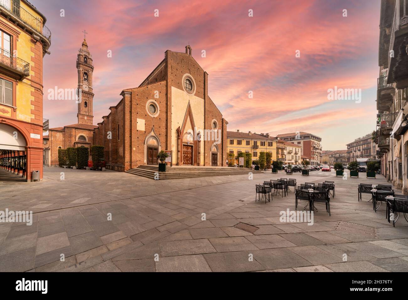 Maria Vergine Assunta (XVI secolo) in Piazza Giuseppe Garibaldi con cielo e nuvole colorate al tramonto Foto Stock