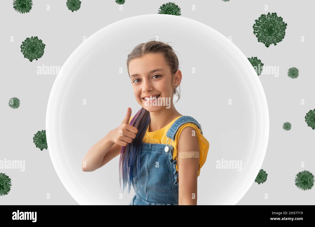 Felice ragazza europea teen mostrare spalla con gesso dopo la vaccinazione e pollice su segno, in bolla protezione dal virus Foto Stock