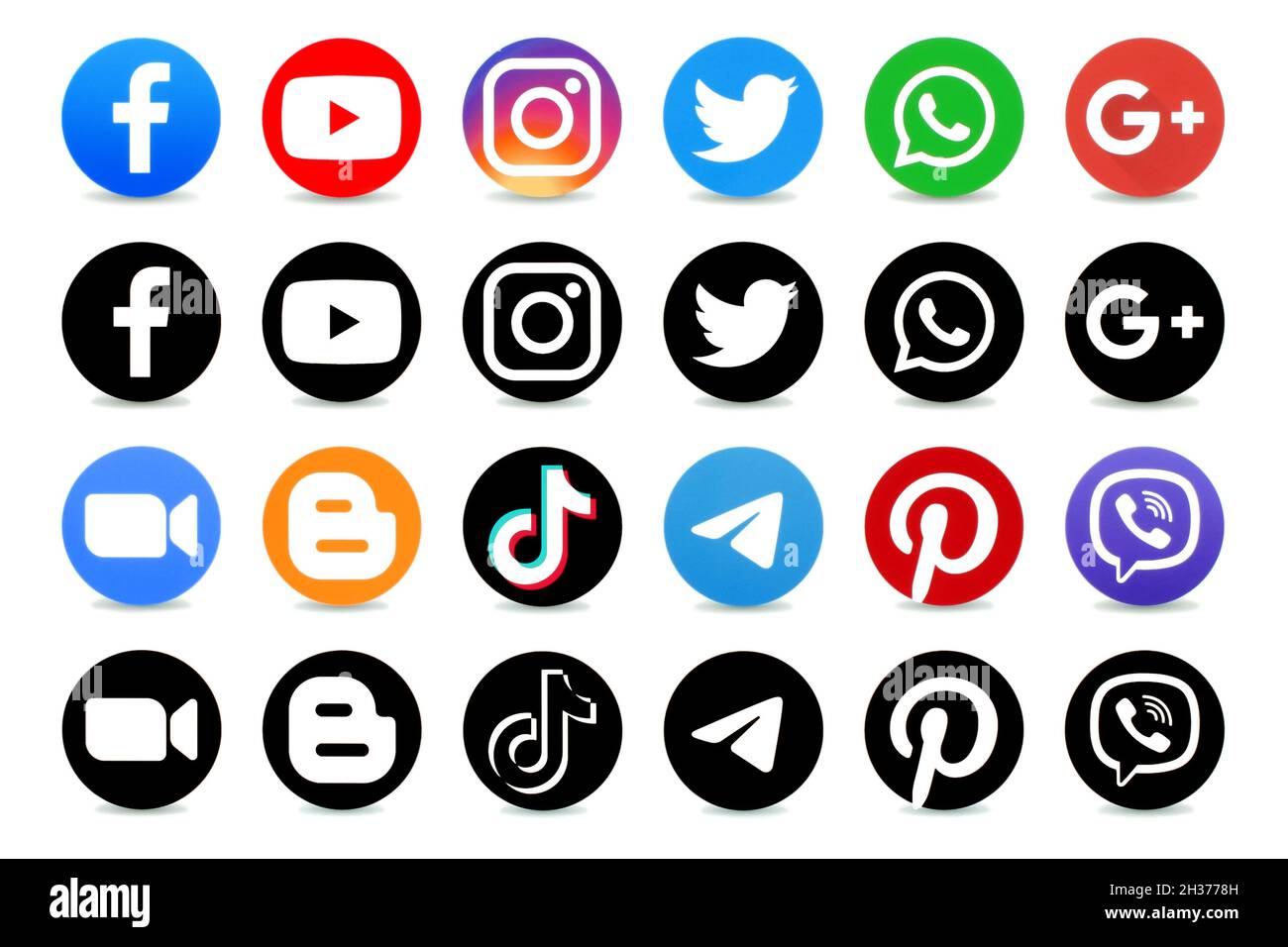 Kiev, Ucraina - 27 settembre 2021: Set di popolari logo di applicazioni in bianco e nero e a colori: Facebook, Instagram, Twitter, YouTube e WhatsApp, stampato su pa bianco Foto Stock