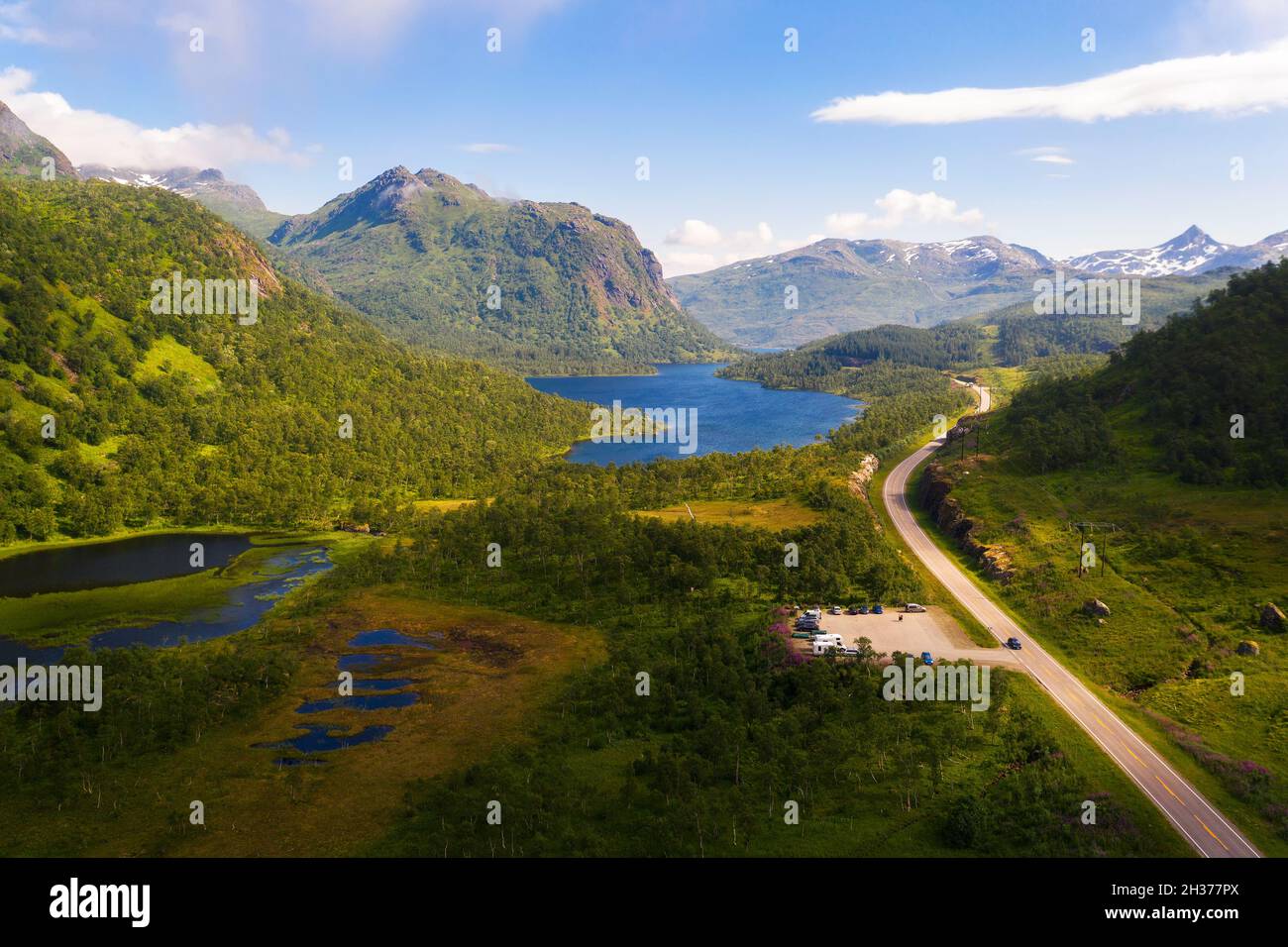Vista aerea di una strada che attraversa le isole Lofoten in Norvegia Foto Stock