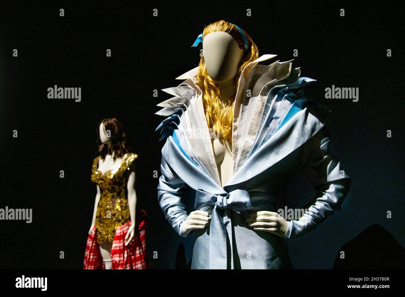 Viktor & Rolf's Alice vestito e vestito di Vivienne Westwood (BACK), mostra 'Alice: Curiouser and Curiouser' 2021 al V&A di Londra, Regno Unito Foto Stock
