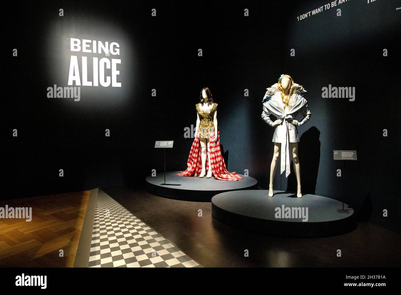 Viktor & Rolf's Alice vestito e vestito di Vivienne Westwood (BACK), mostra 'Alice: Curiouser and Curiouser' 2021 al V&A di Londra, Regno Unito Foto Stock