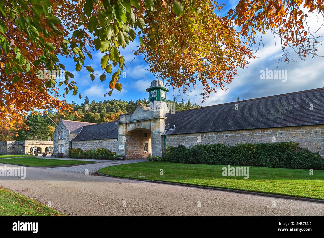 LOGIE STEADING FORRES MORAY SCOZIA FOGLIE COLORATE AUTUNNO SOPRA LA STEADING E TORRE DELL'OROLOGIO Foto Stock
