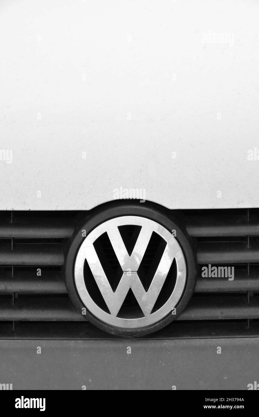 Volkswagen cromo logo metallo, auto di lusso a Istanbul città, ottobre 08 2011 Istanbul Pendik Turchia auto usate mercato Foto Stock