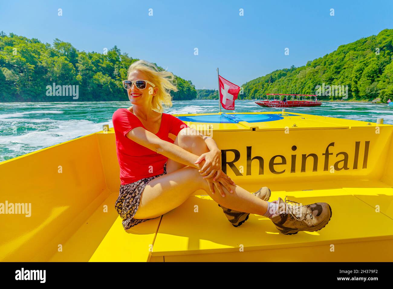 Donna sulla barca sulla cascata svizzera Rhine Falls in Svizzera. La cascata più potente e grande d'Europa, nei cantoni di Sciaffusa e. Foto Stock