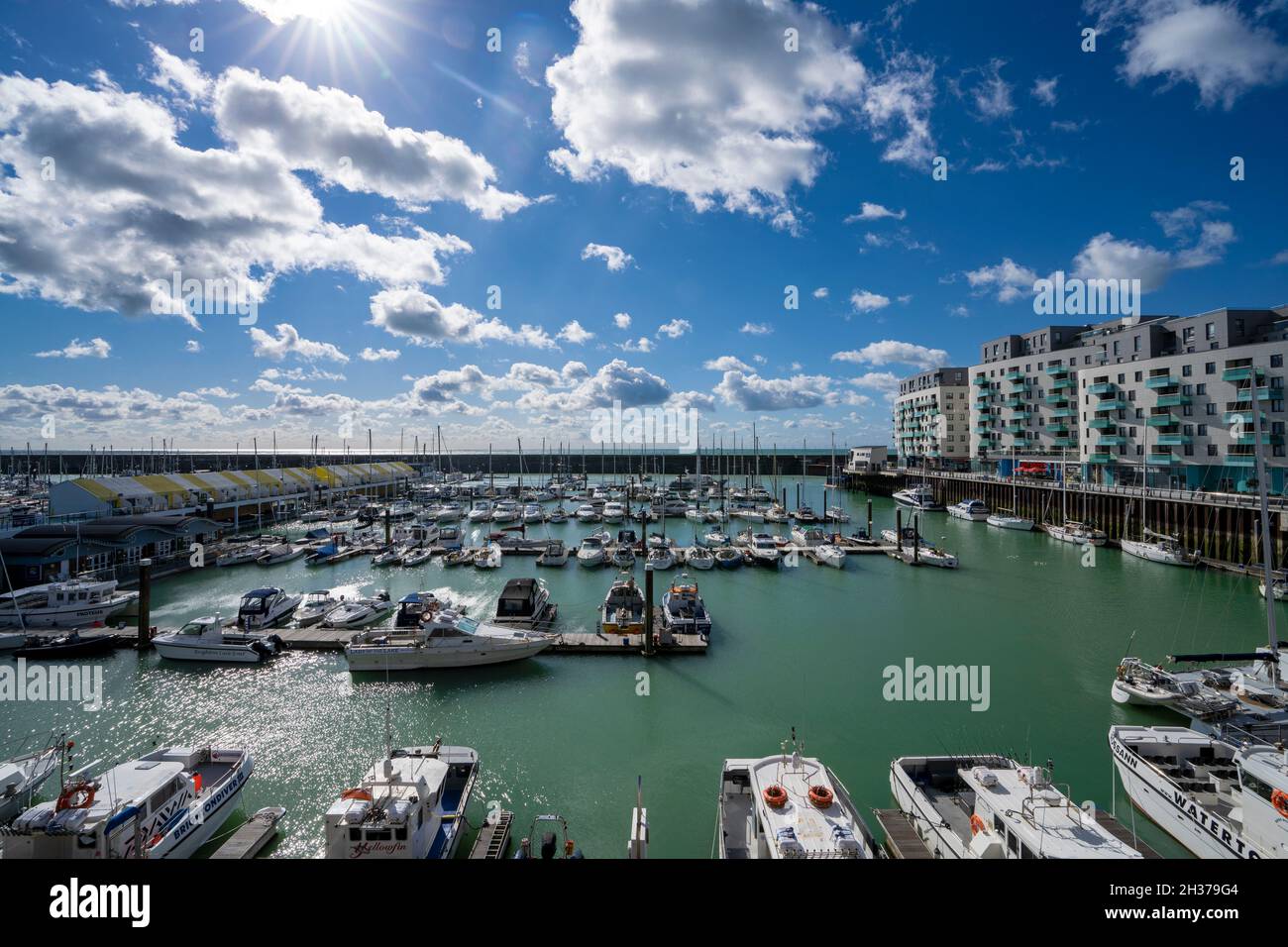 Appartamenti e yacht ormeggiati a Brighton Marina, Brighton, East Sussex, Inghilterra, Regno Unito Foto Stock