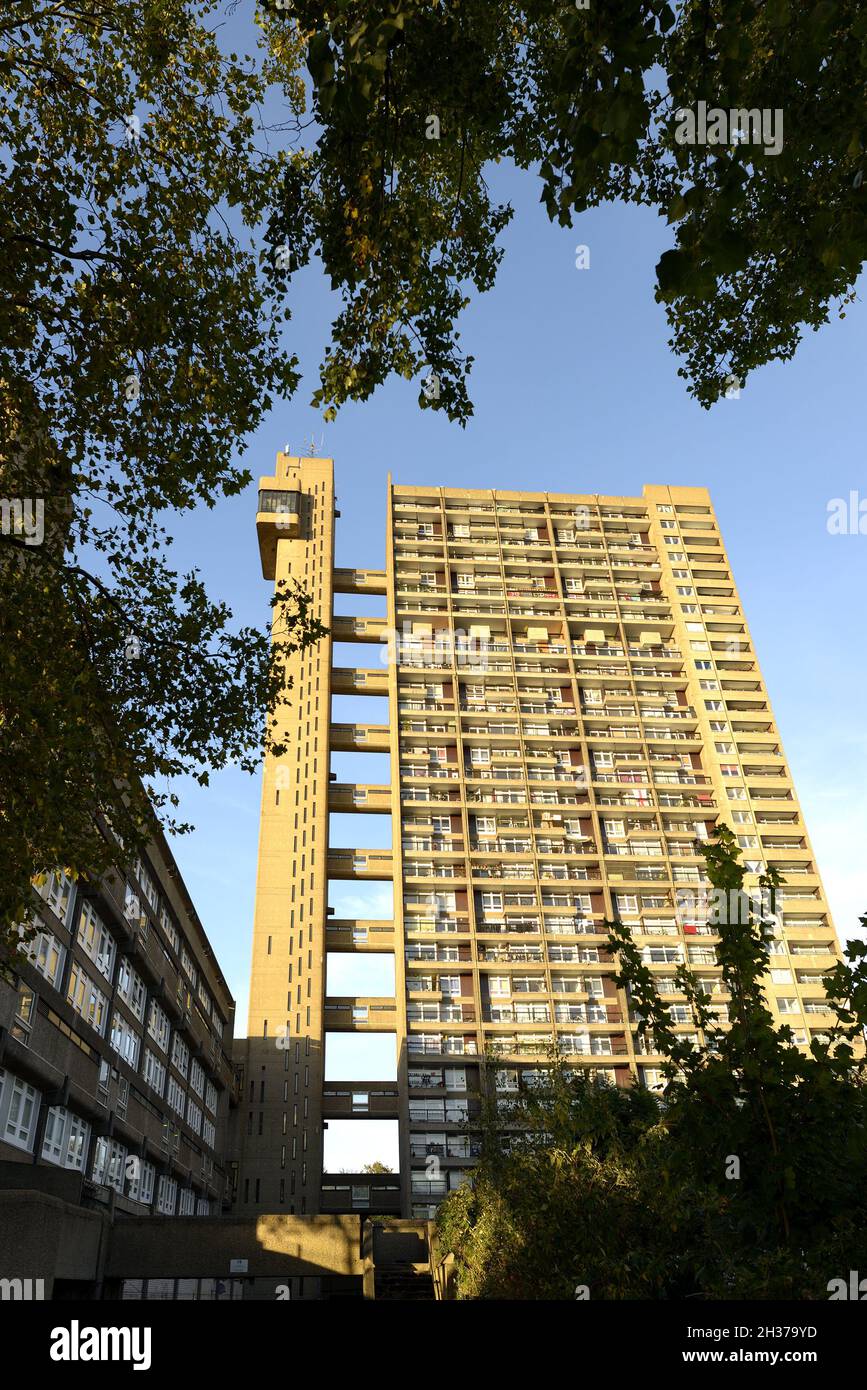 Londra, Inghilterra, Regno Unito. Trellick Tower (edificio classificato di grado II) Cheltenham Estate, Kensal Green, Londra. Inaugurato nel 1972, in stile brutalista Foto Stock