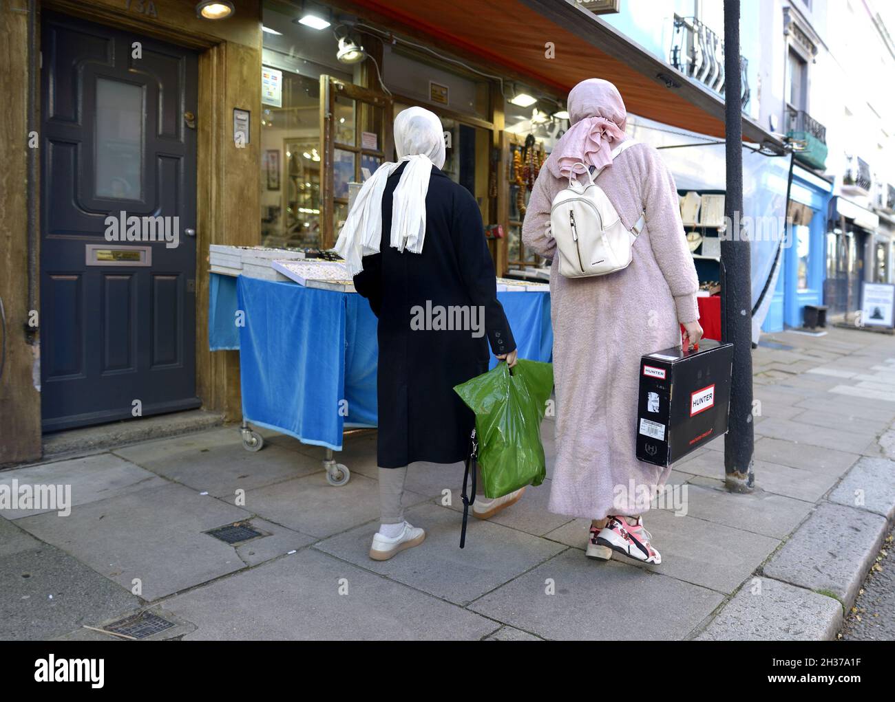 Londra, Inghilterra, Regno Unito. Due donne musulmane con borse in via Portabello Foto Stock