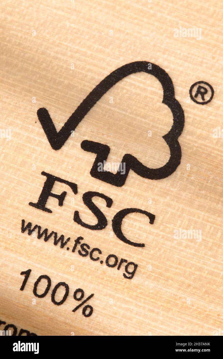 Marchio certificato FSC su legno tenero. Il logo Forest Stewardship Council (FSC) è stampato su legno conforme agli standard ambientali. Foto Stock