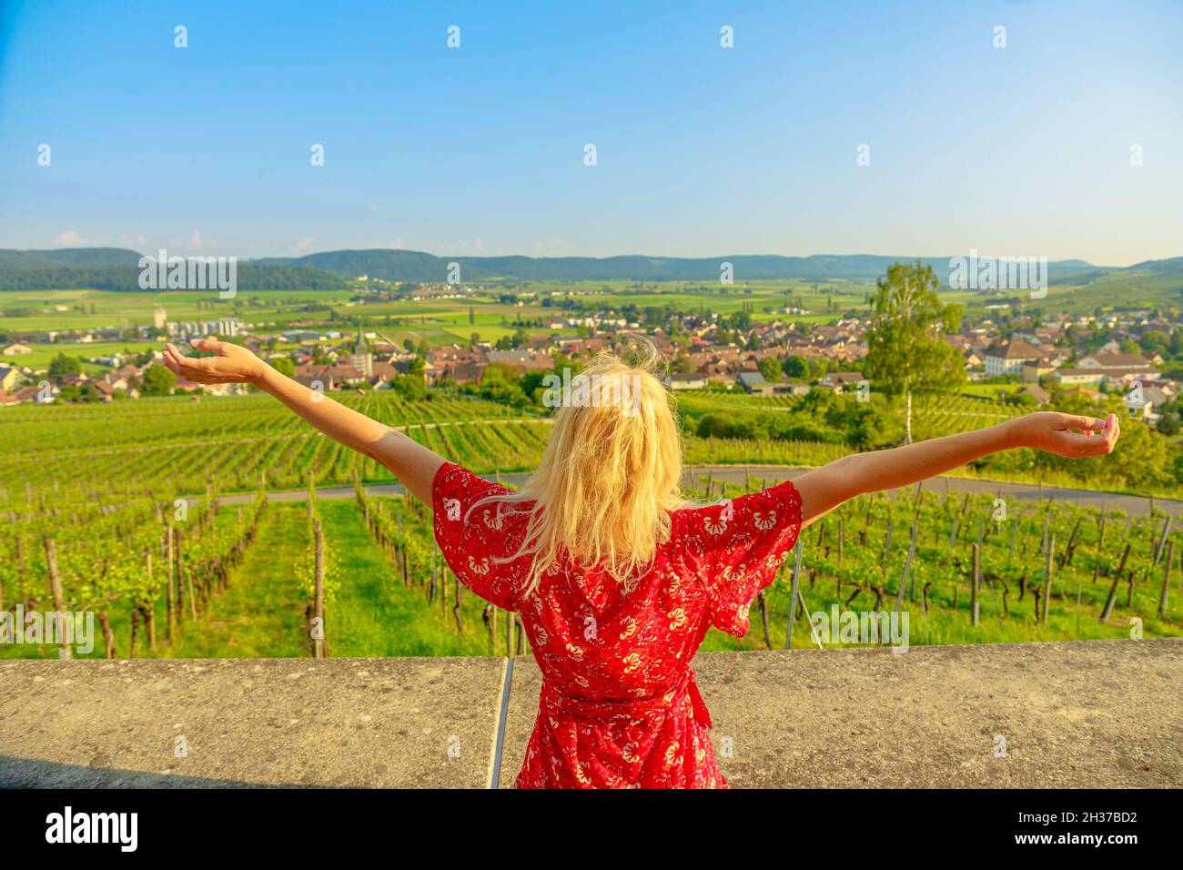 Lifestyle donna spensierata a braccia aperte in viaggio di vacanza nei vigneti terrazzi della città di Hallau. Cantone Sciaffusa in Svizzera. Foto Stock