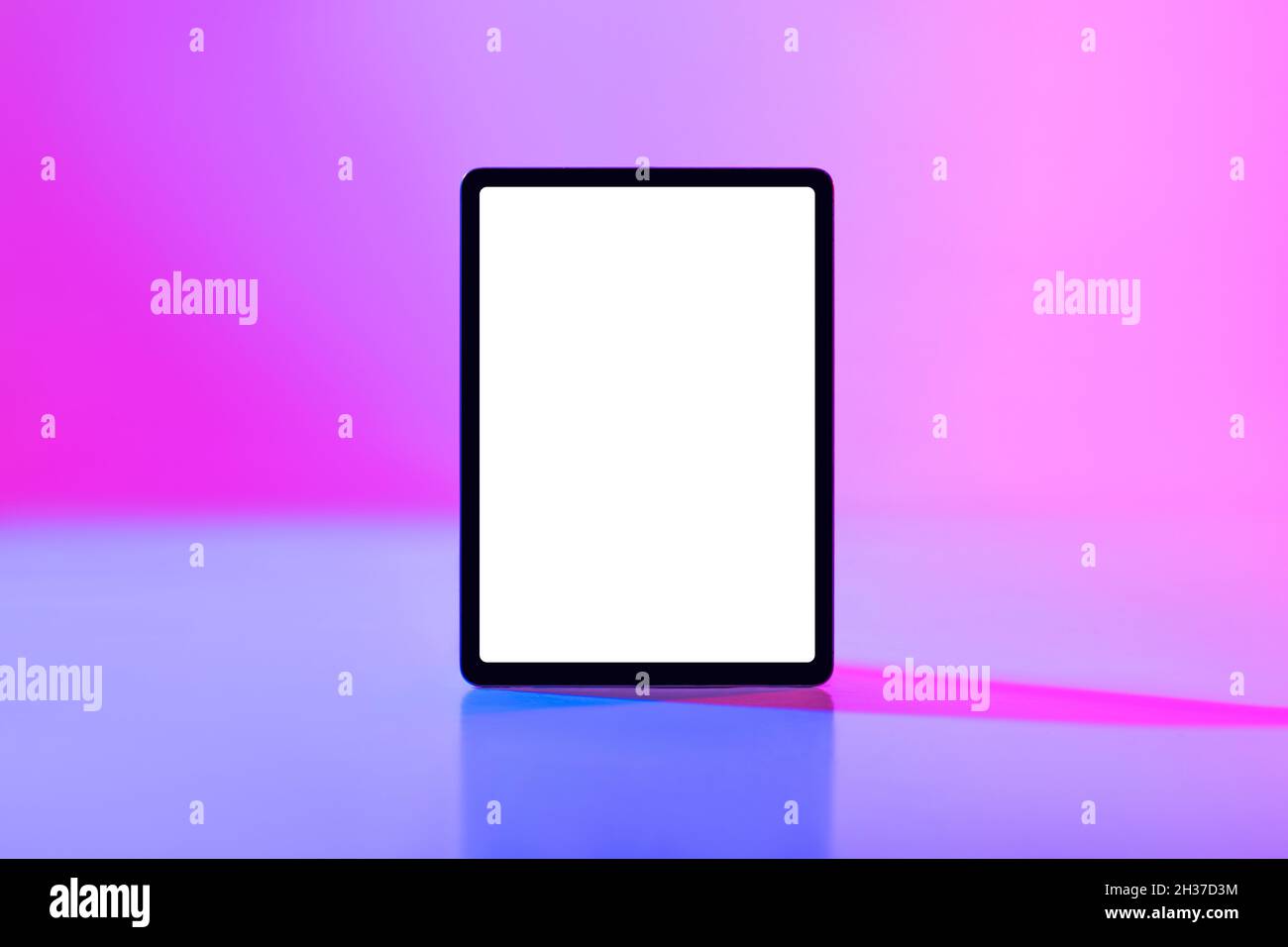 Moderno tablet con mockup per applicazioni o siti Web su schermo bianco vuoto in luce al neon Foto Stock