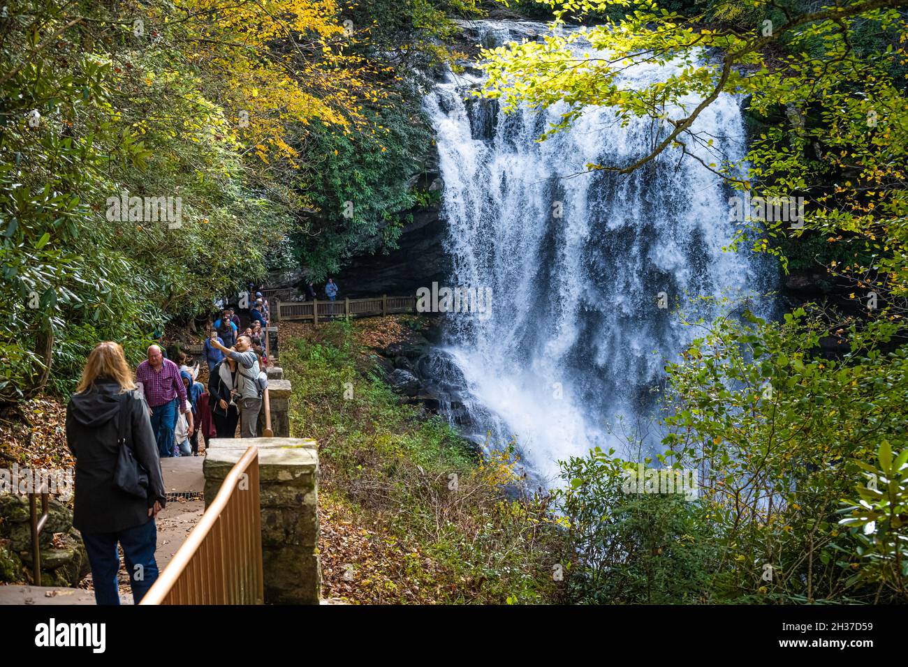 I visitatori potranno ammirare il bellissimo paesaggio autunnale a Dry Falls, una cascata a piedi tra le Highlands e Franklin nella Carolina del Nord occidentale. (USA) Foto Stock