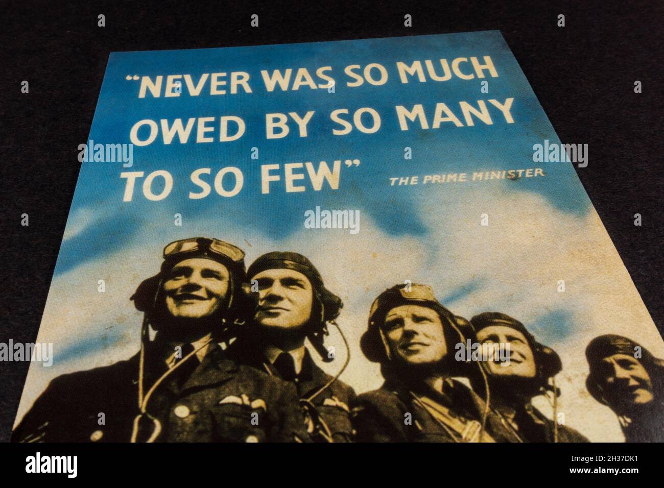 Replica WWII/Battaglia di propaganda britannica poster 'mai è stato così tanto dovuto da molti a così pochi', da un pacchetto di cimeli correlati RAF. Foto Stock