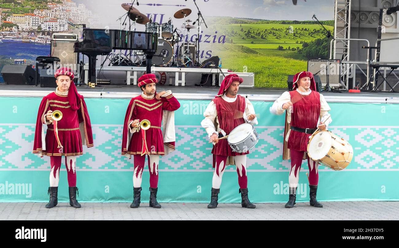 Minsk, Bielorussia - 13 luglio 2019: Festival. Giorni d'Italia a Minsk. Mostra dei battelli e dei batteristi della provincia di fermo. Flag. Italiani. Foto Stock