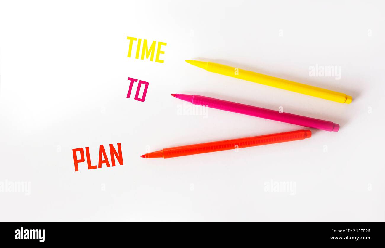 tempo di pianificazione - il testo è scritto con marcatori colorati su sfondo bianco. Business, banking, finanza e concetto di investimento Foto Stock