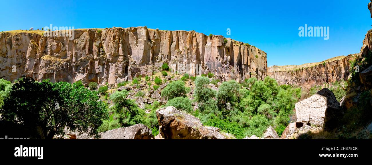 Valle di Ihlara in Aksaray Turchia. Pietra miliare storica e naturale della Turchia. Luoghi significativi del cristianesimo in Turchia. Torrente Melendiz. Escursioni o t Foto Stock