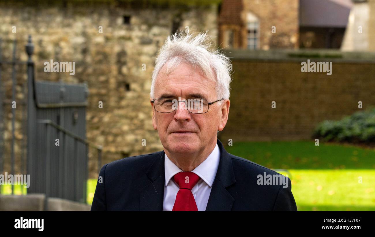 Londra, Regno Unito. 26 ottobre 2021. 'Proteggere il nostro NHS ' rally di fronte alle Camere del Parlamento ha illustrato John McDonnell, MP, ex cancelliere ombra, Credit: Ian Davidson/Alamy Live News Foto Stock