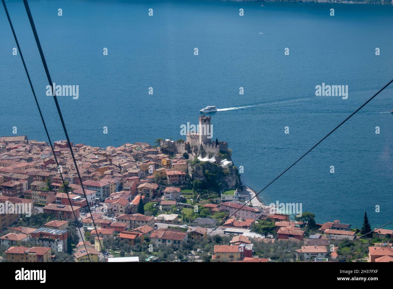 Veduta del Castello Scaligero di Malcesine dalla fune che lascia Malcesine sulla via per la vetta del Monte Baldo Foto Stock