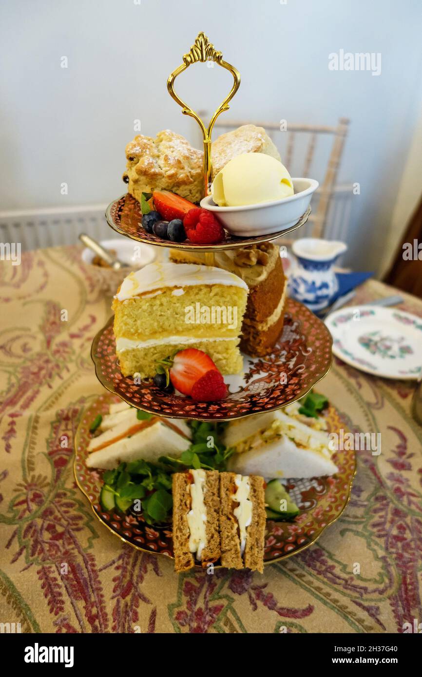 Un tavolo per dolci con un tè pomeridiano inglese, Inghilterra, Regno Unito Foto Stock