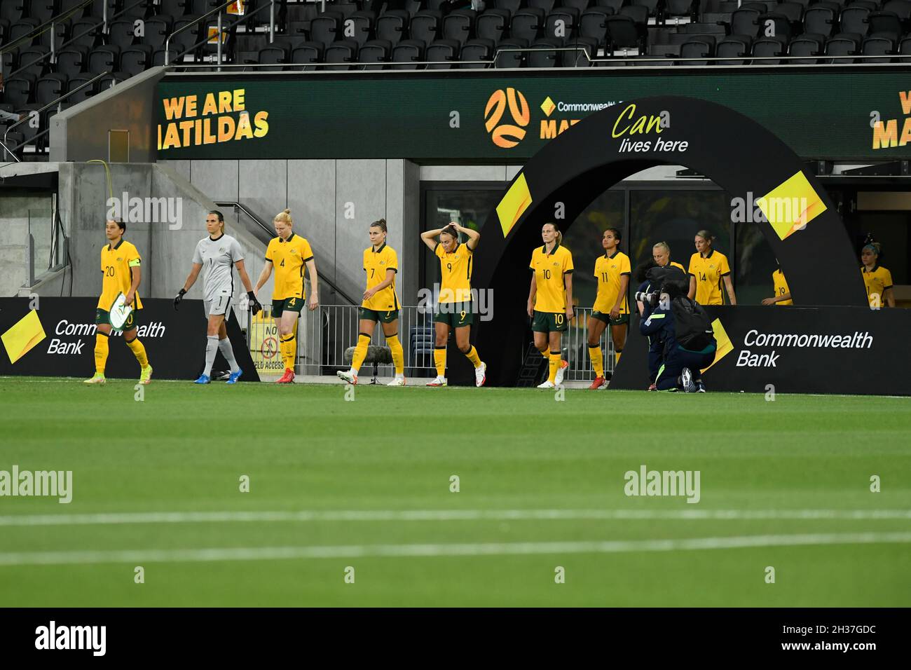 26 ottobre 2021; CommBank Stadium, Parramatta, New South Wales, Australia; Womens International Football friendly, Australia contro Brasile; la squadra australiana cammina sul campo Foto Stock