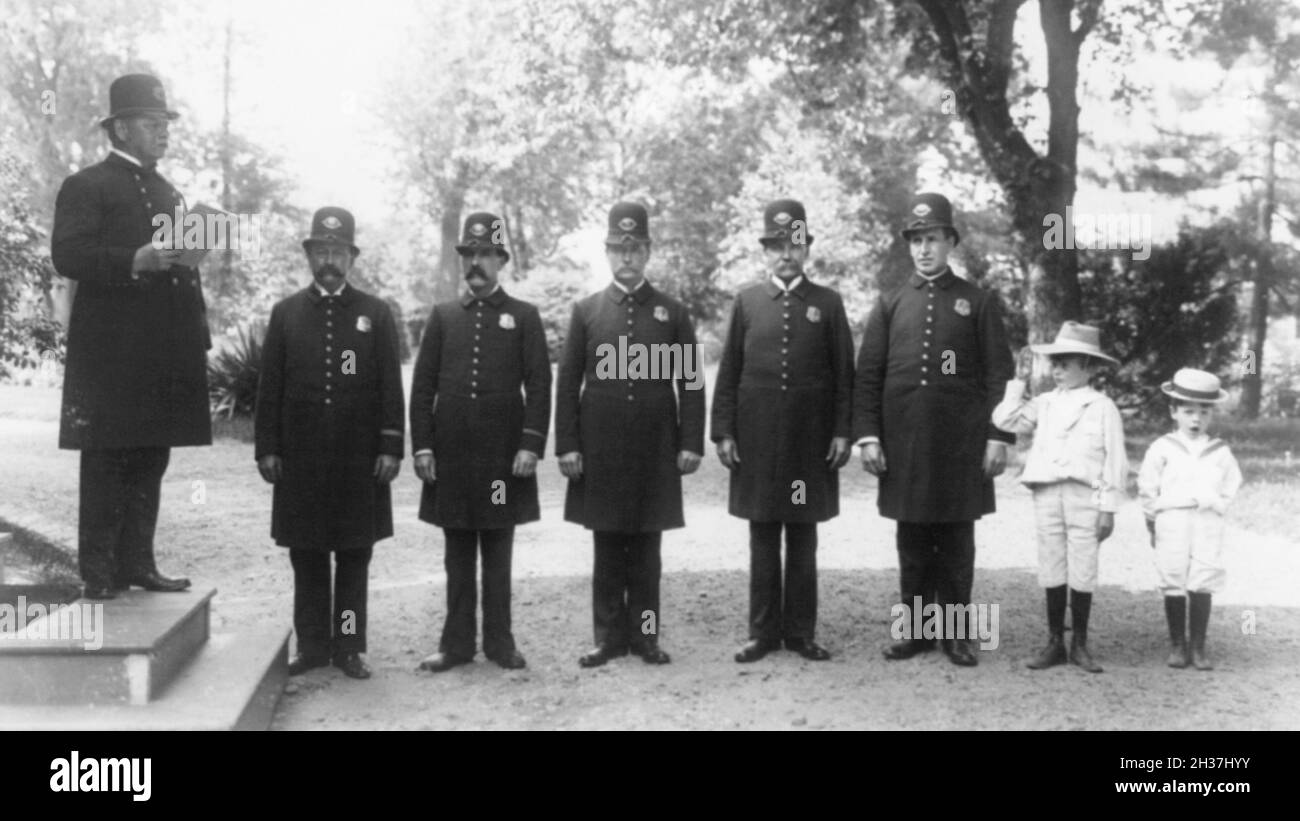 Frances Benjamin Johnston fotografia d'epoca - polizia Roll Call Inspection alla Casa Bianca. Foto Stock