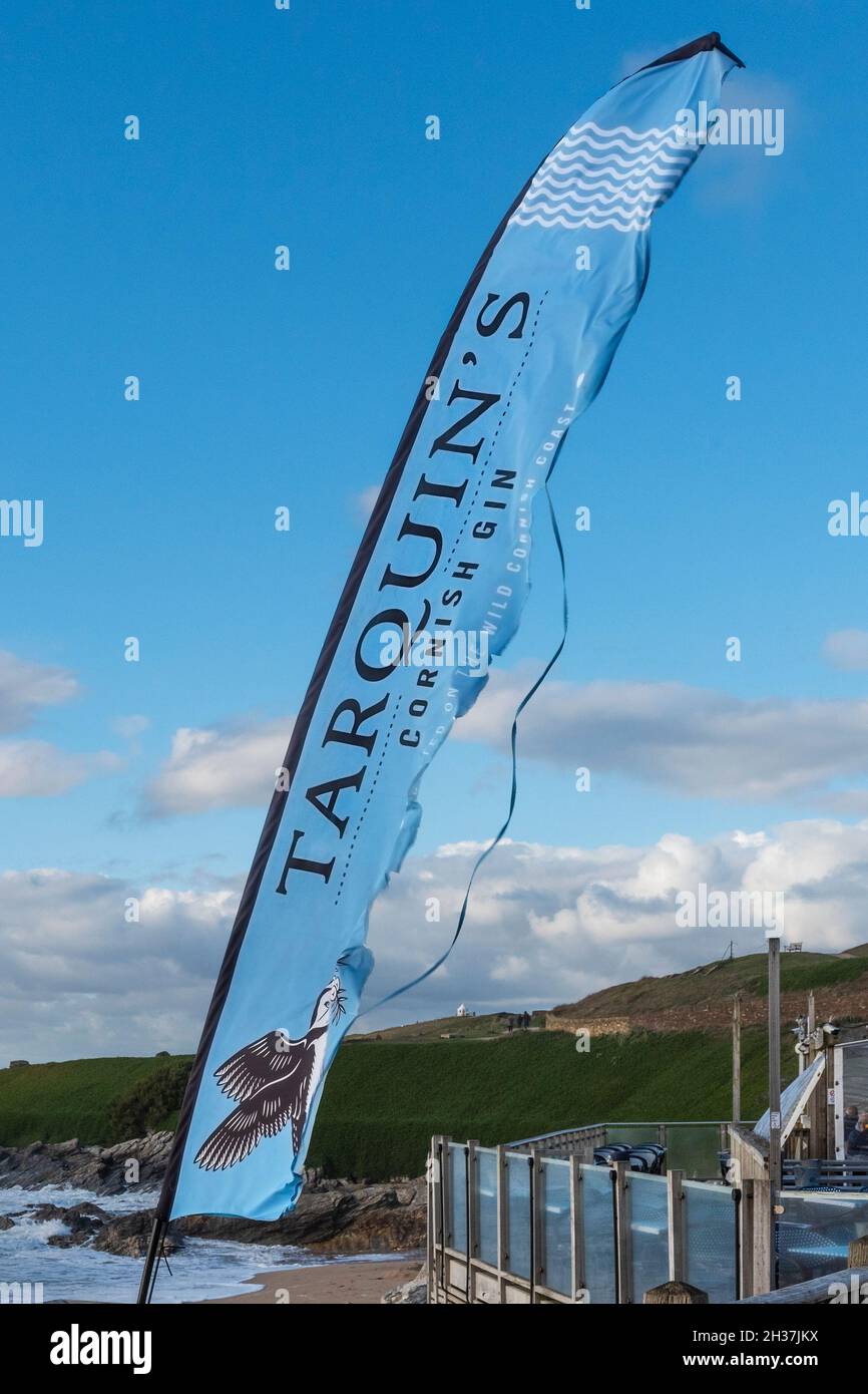 Un banner pubblicitario per Tarquins Cornish Gin che soffia nel vento al Fistral Beach Bar a Newquay in Cornovaglia. Foto Stock