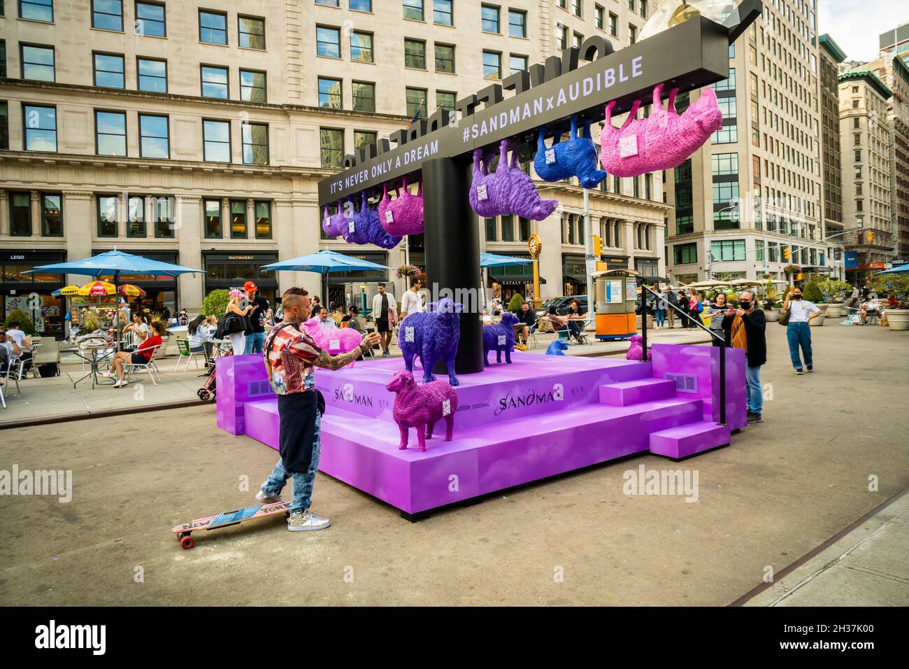 Attivazione del marchio per il libro parlante di Audible, The Sandman: Part II in Flatiron Plaza a New York venerdì 8 ottobre 2021. (© Richard B. Levine) Foto Stock