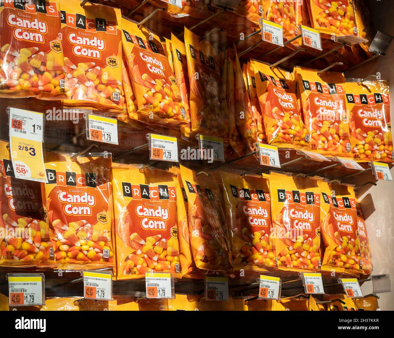 Sacchetti di mais di zucchero di brace di Halloween in un negozio a New York la domenica 17 ottobre 2021. L'associazione nazionale dei Confectioners sta segnalando che il cioccolato di Halloween e le vendite della caramella sono in su questo anno con 87% della gente che riferirà che acquisteranno la stessa quantità, o più caramella per Halloween. (© Richard B. Levine) Foto Stock