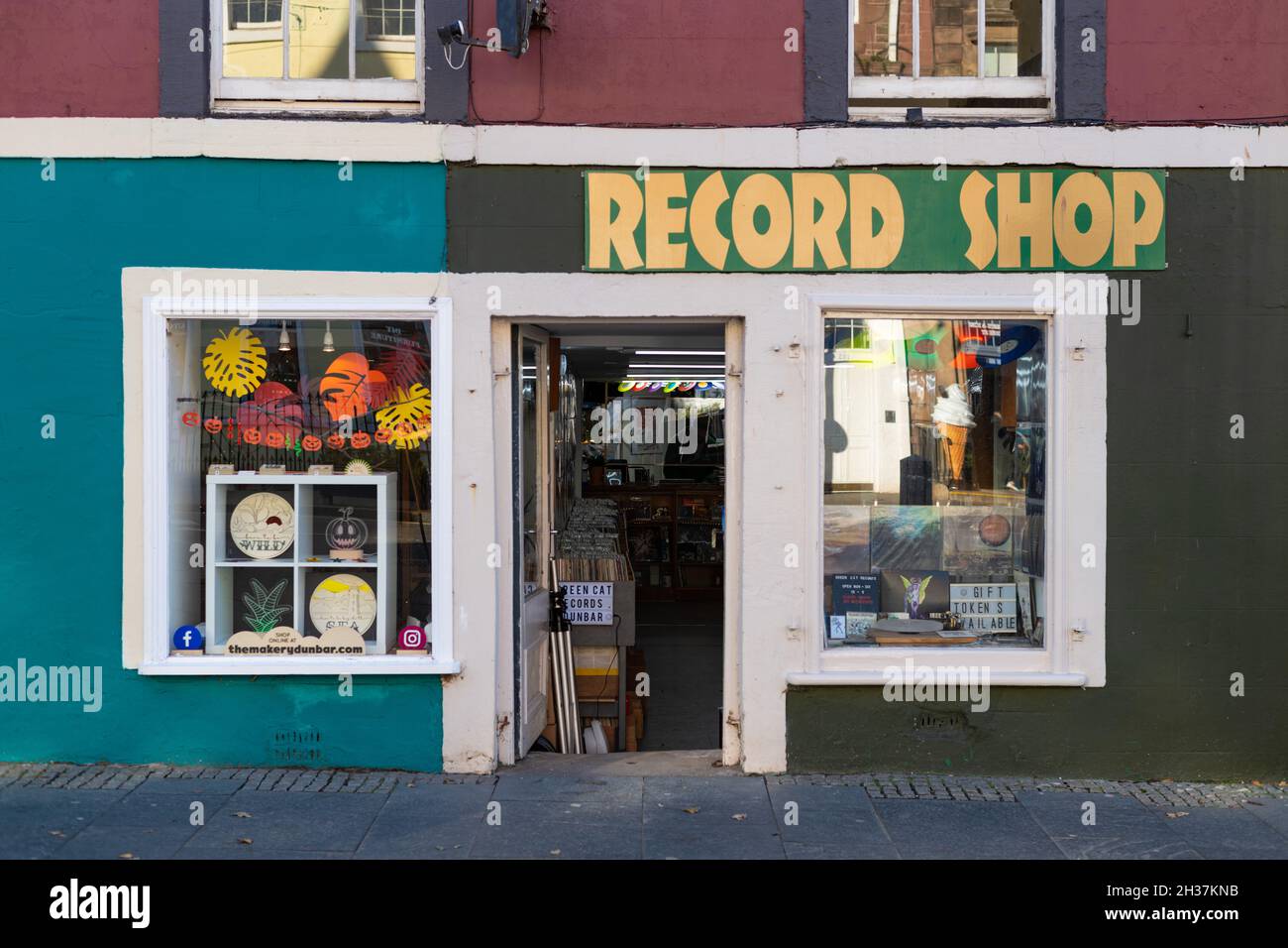 Record Shop - Green Cat Independent Record Shop, 100 High Street, Dunbar, Scozia, Regno Unito Foto Stock