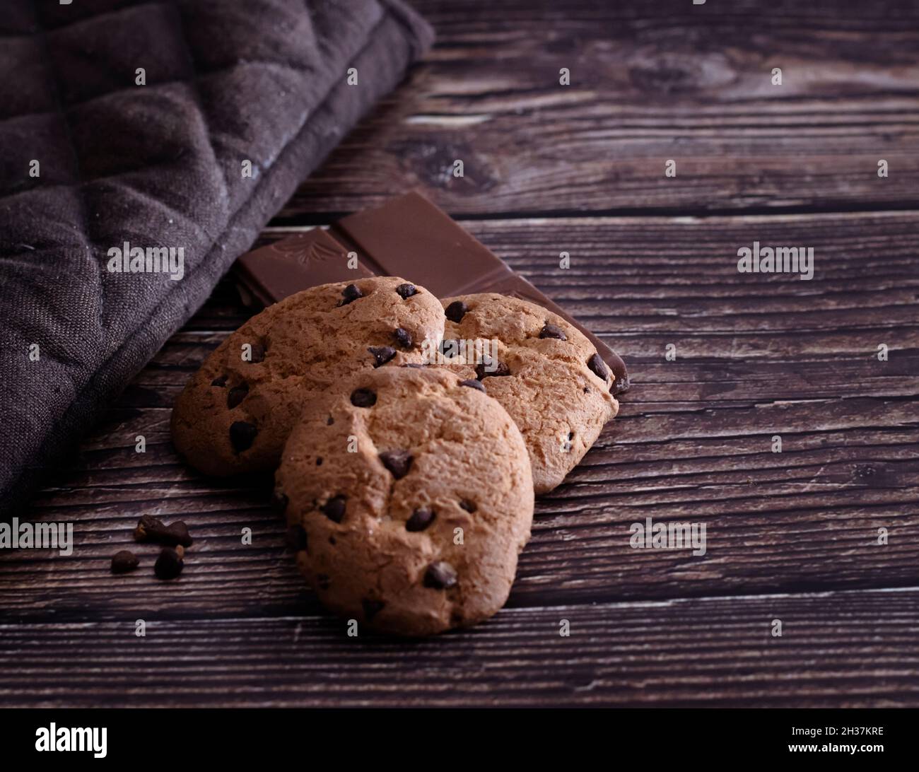 Biscotti con pezzetti di cioccolato e barretta di cioccolato al latte Foto Stock