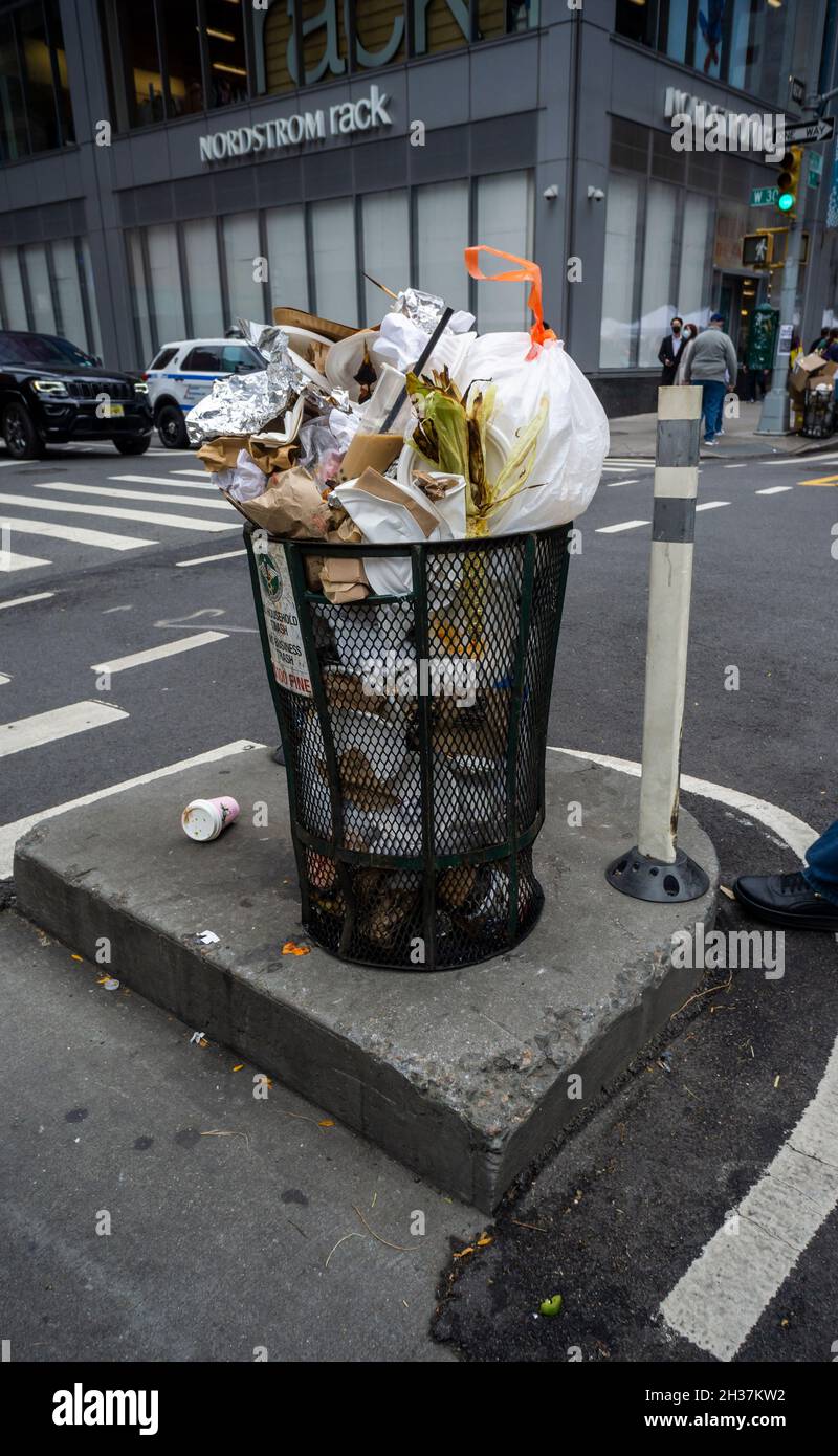 Una bella selezione di spazzatura da un traboccante spazzatura di strada ricettacolo a New York il Sabato, 23 ottobre 2021. (© Richard B. Levine) Foto Stock