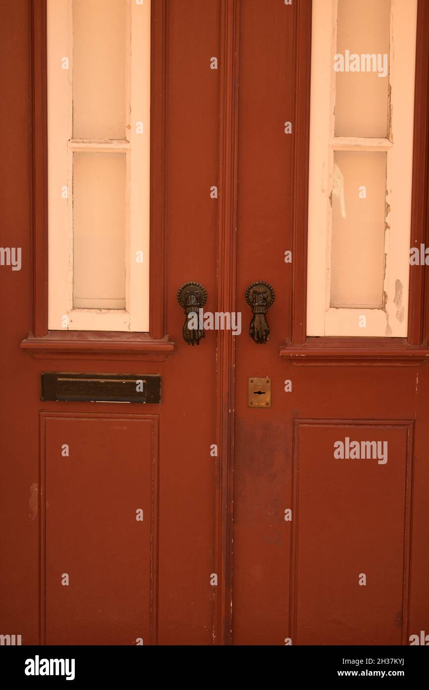 Porta rossa con maniglie ornate in Portogallo Foto Stock