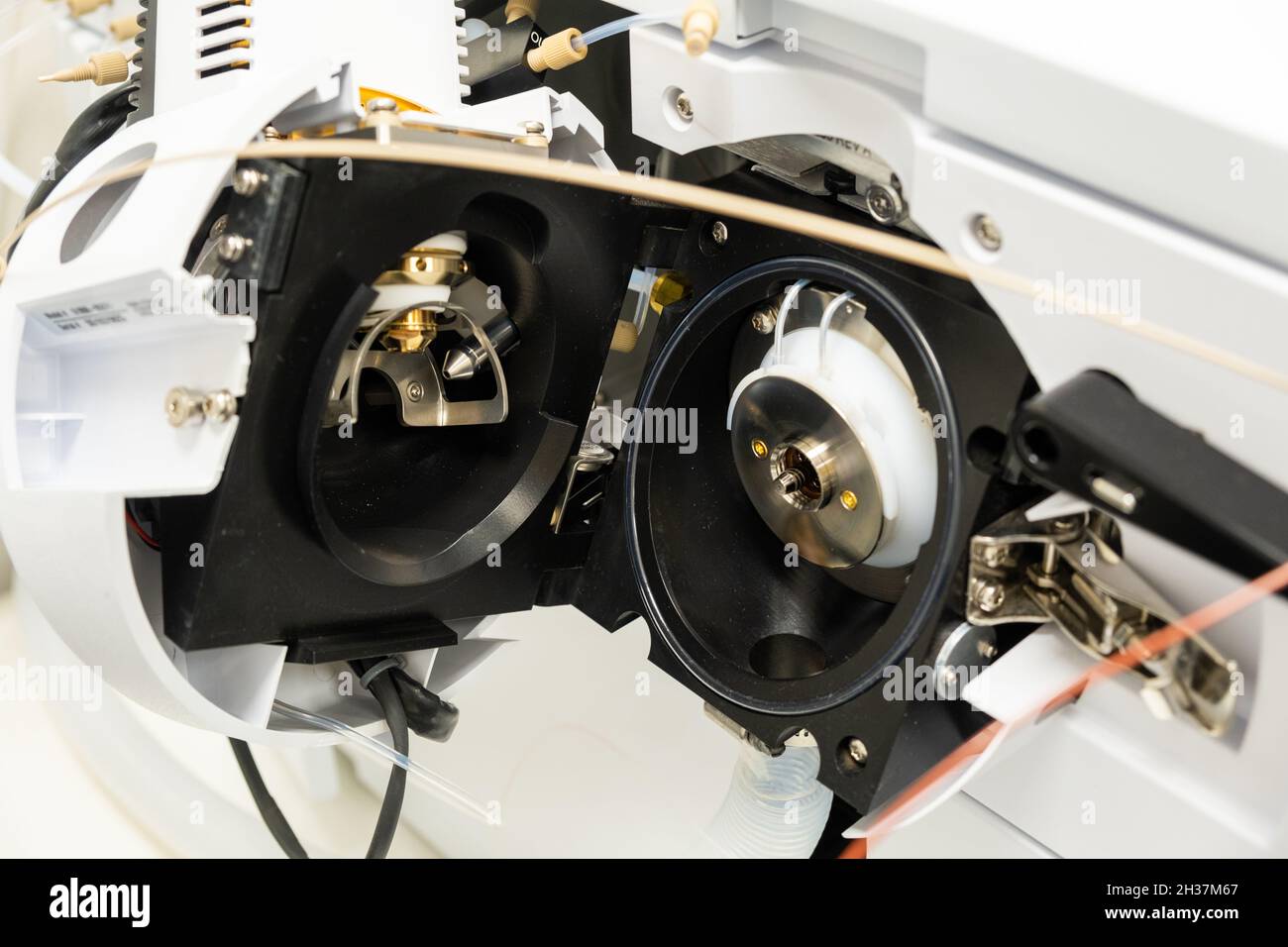 Sorgente di ioni aperta dello spettrometro di massa. Manutenzione del rilevatore di massa. Analisi LC MS in laboratorio analitico Foto Stock