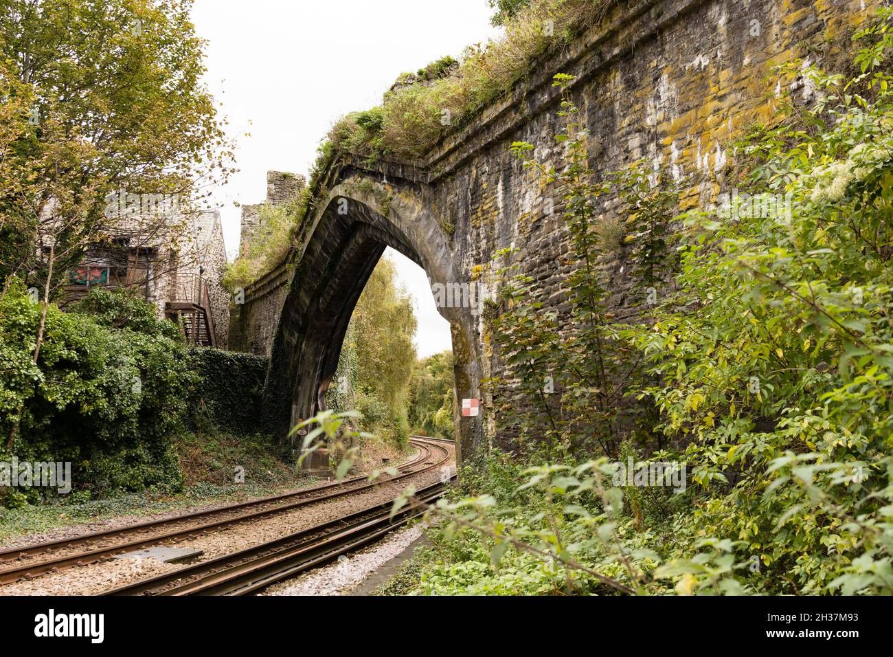Muro della città arco sopra le linee ferroviarie. Conwy, Clwyd, Galles. Foto Stock Muro della città arco sopra le linee ferroviarie. Conwy, Clwyd, Galles. Foto Stock