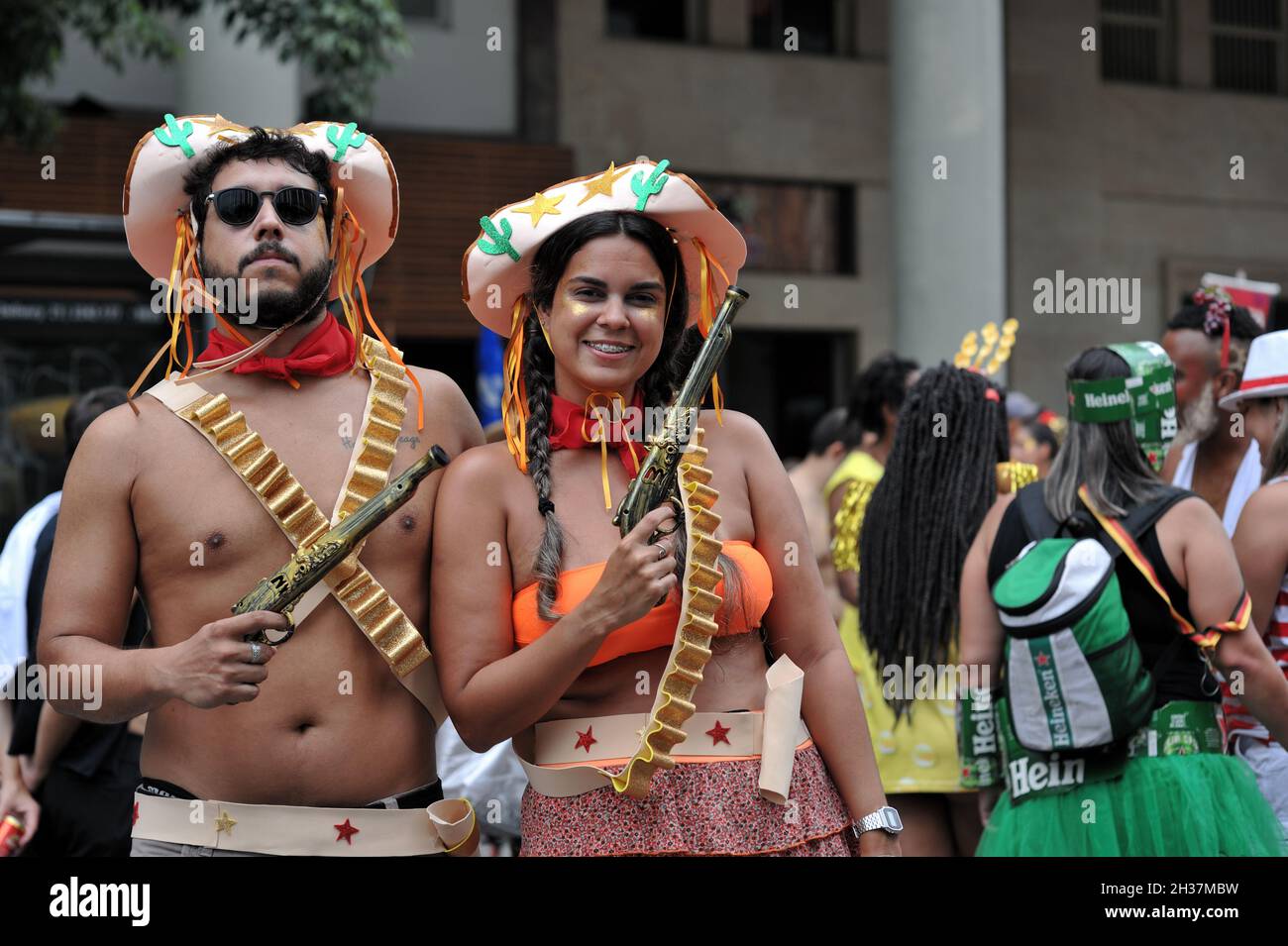 Coppia brasiliana con festa di vestiti di carnevale