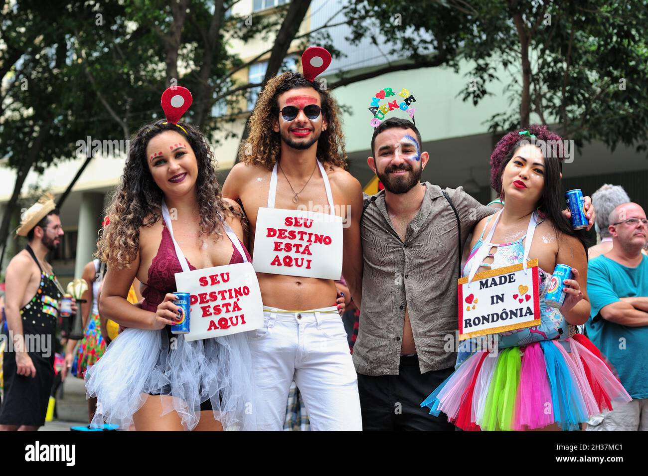 Americhe, Brasile – 22 febbraio 2020: Amici in costume sorridono per la fotocamera durante una festa di strada di Carnevale che si tiene nel centro di Rio de Janeiro. Foto Stock