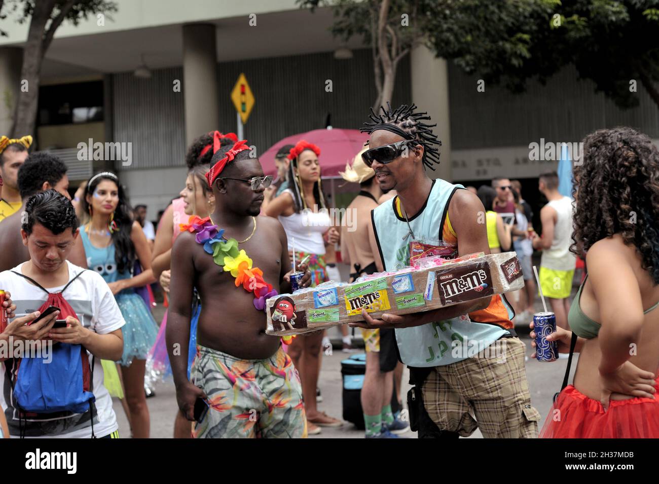 Brasile-22 febbraio 2020: Un venditore di strada vende caramelle di m&m così come altre pinzette durante una sfilata di Carnevale di strada che si tiene nel centro di Rio de Janeiro Foto Stock
