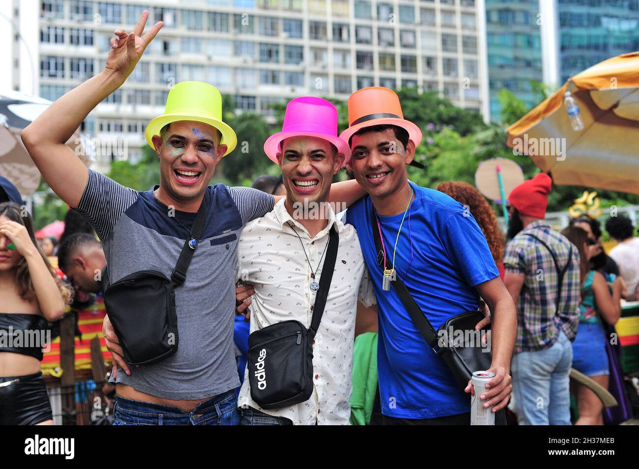 Americhe, Brasile – 22 febbraio 2020: Amici in costume sorridono per la fotocamera durante una festa di strada di Carnevale che si tiene nel centro di Rio de Janeiro. Foto Stock