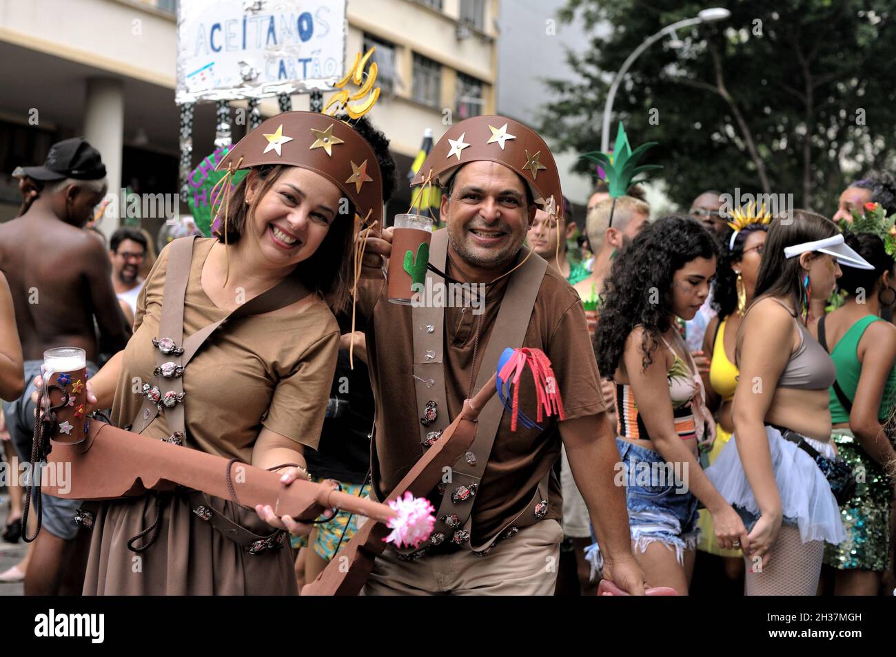 Brasile–22 febbraio 2020:coppia vestita come Big Lamp e Beautiful Mary entrano nello spirito del Carnevale durante una festa di strada nel centro di Rio de Janeiro Foto Stock
