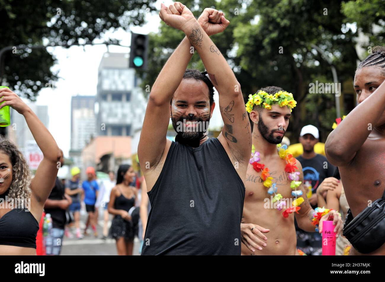 Brasile – 22 febbraio 2020: I festaioli in costume si divertono nel Carnevale ballando e divertendosi durante una sfilata di strada che si tiene nel centro di Rio de Janeiro Foto Stock