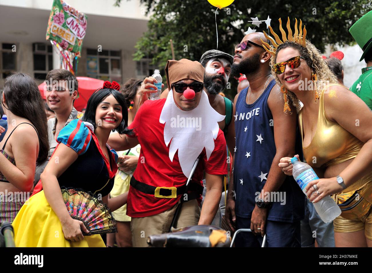 Brasile - 22 febbraio 2020: Rivelatori mascherati celebrano la vita all'ultimo carnevale di Rio de Janeiro tenuto prima del confinamento pandemico del coronavirus. Foto Stock