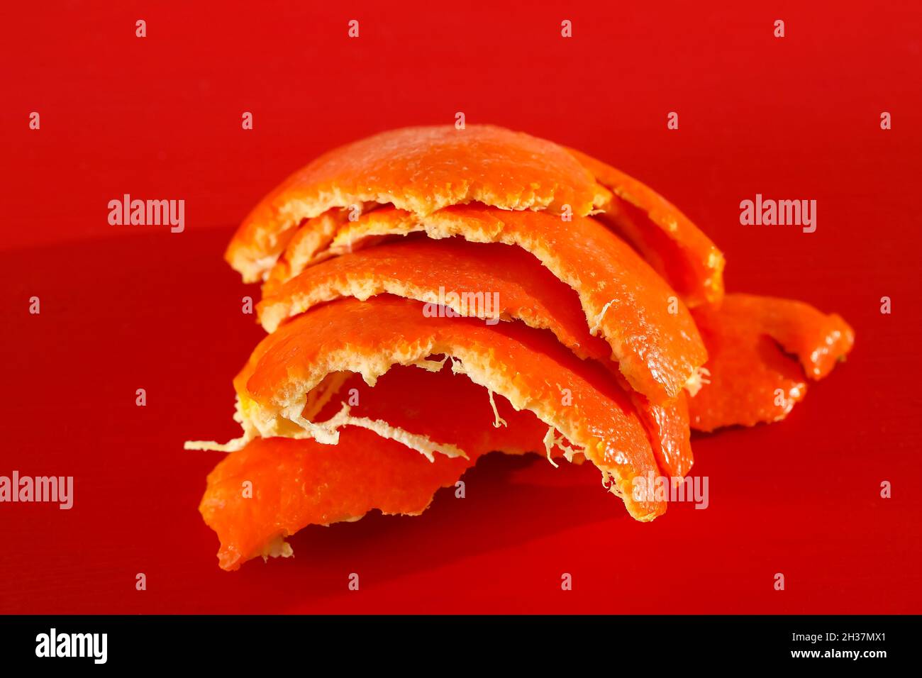 Buccia d'arancia di mandarino raffigurata su sfondo colorato. Foto Stock
