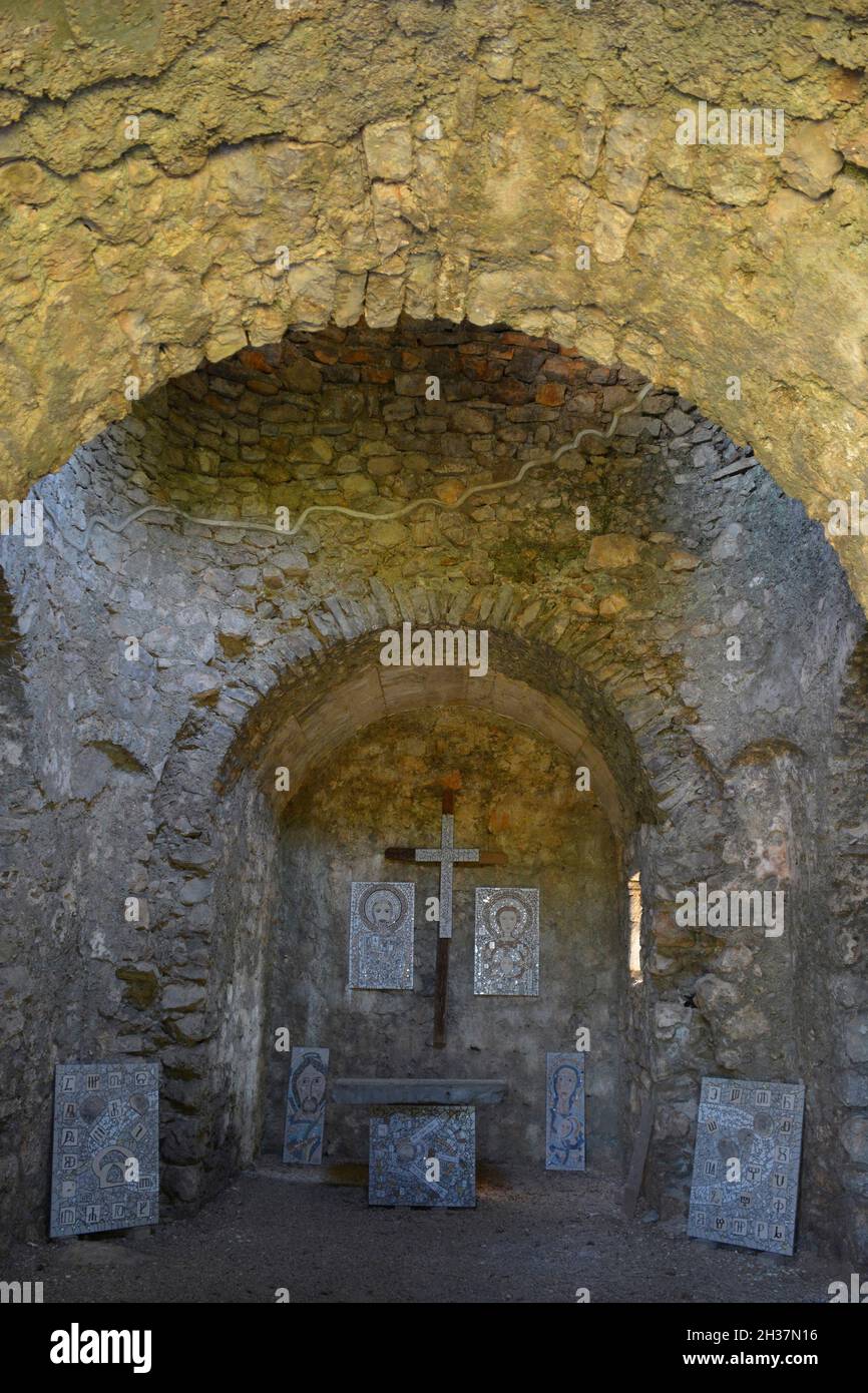 Punat, Croazia - 2 Settembre 2021. La pianta a quattro foglie di croceforme all'interno della storica chiesa di Saint Dunat del XII secolo, Crkva Sv Dunata Foto Stock Punat, Croazia - 2 Settembre 2021. La pianta a quattro foglie di croceforme all'interno della storica chiesa di Saint Dunat del XII secolo, Crkva Sv Dunata Foto Stock