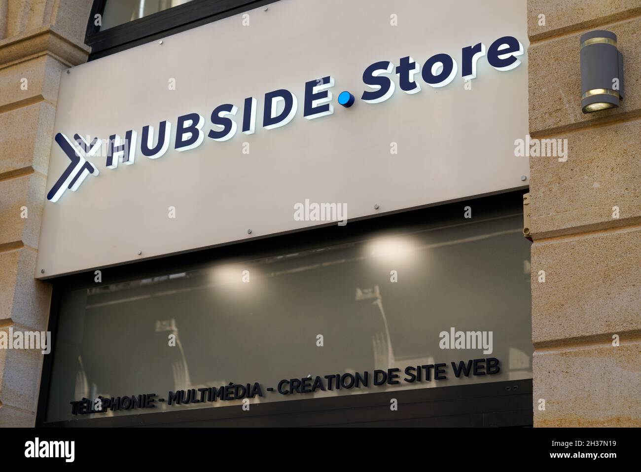 Bordeaux , Aquitaine Francia - 10 20 2021 : logo hubside.store del negozio di telefono per la riparazione risoluzione dei problemi per tablet e smartphone cellulare Foto Stock