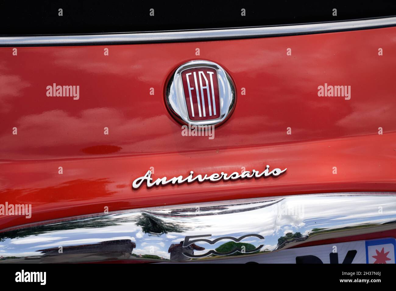 Bordeaux , Aquitaine Francia - 09 20 2021 : testo del logo e marchio Fiat  500 anniversario su auto in edizione limitata di colore rosso Foto stock -  Alamy