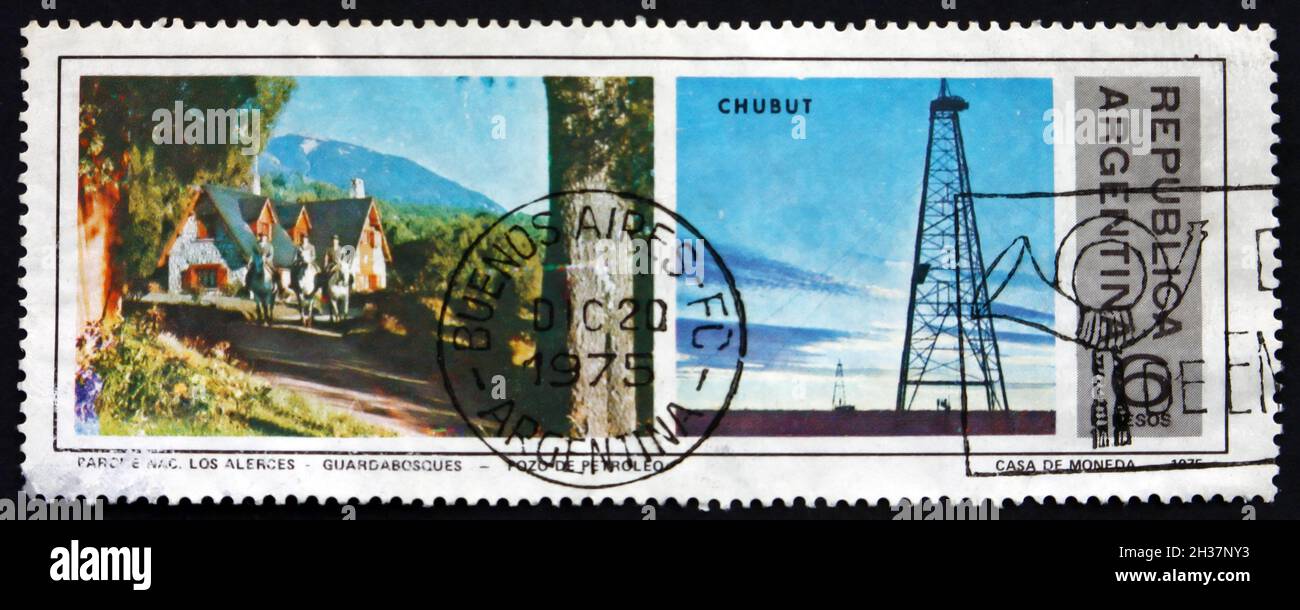 ARGENTINA - CIRCA 1975: Un francobollo stampato in Argentina mostra Los Alerces National Park e petrolio derrick, circa 1975 Foto Stock