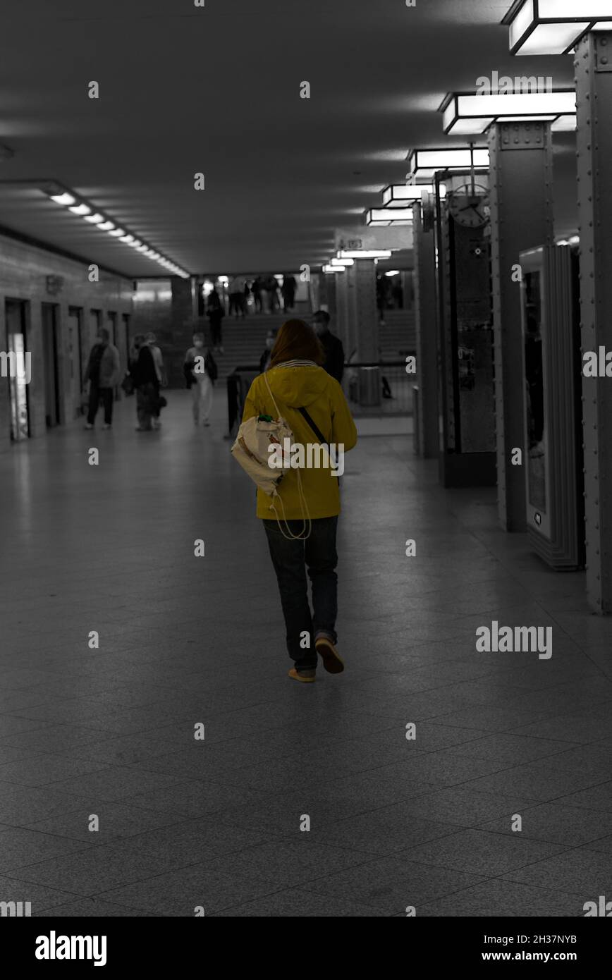 persona colorata in bianco e nero Foto Stock