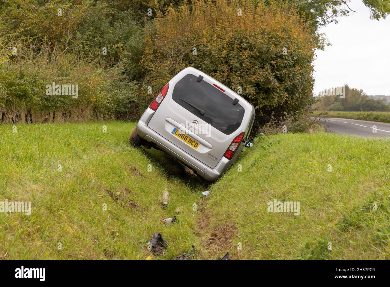 Auto abbandonata in un fossato sul lato di una strada. Bishop's Stortford, Hertfordshire. REGNO UNITO Foto Stock