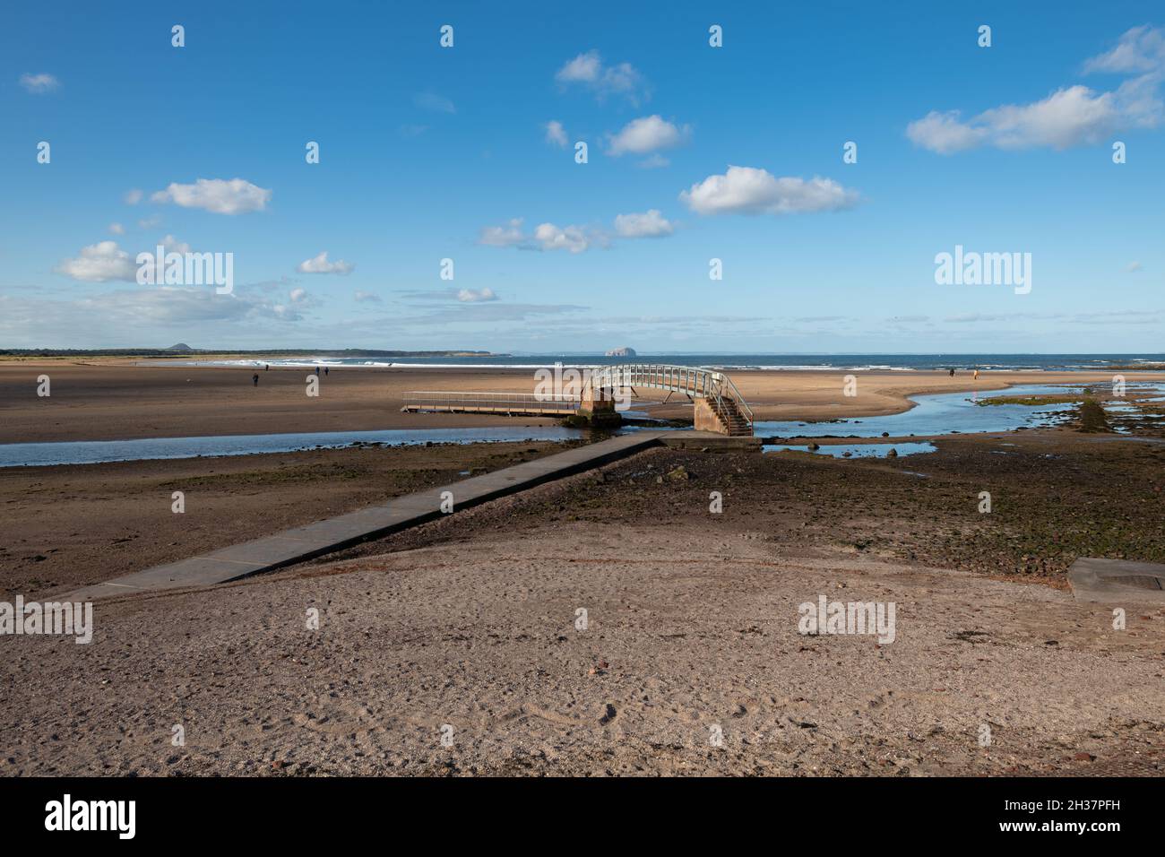 Ponte sul nulla, Belhaven Bay, su Biel Water con bassa marea - John Muir Country Park, Dunbar, Scozia, Regno Unito Foto Stock